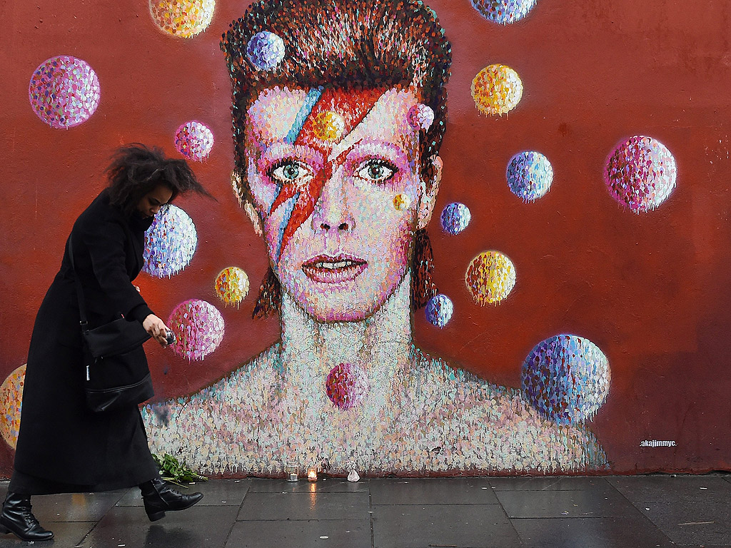 Британската роклегенда Дейвид Бауи почина след дълга борба с рака