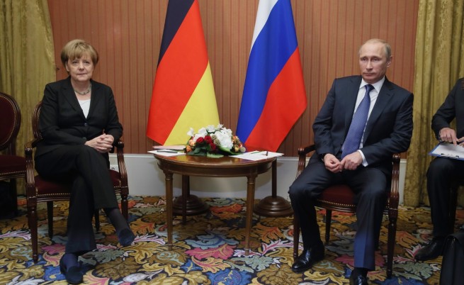 Путин, Меркел и лабрадорът Кони