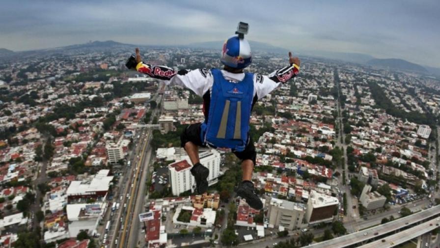 Човекът, който направи 4 хил. скока с парашут (видео)