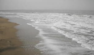 Откриха мъртва жена на плажа в Бургас