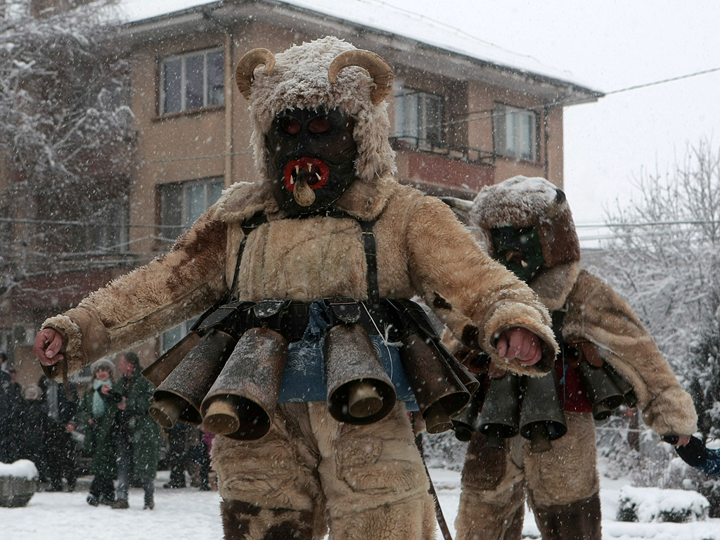 Фестивал на сурвакарските игри в град Брезник 2016