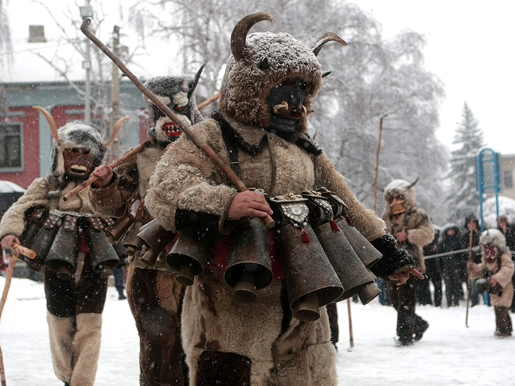 Фестивал на сурвакарските игри в град Брезник 2016