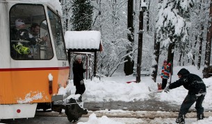 Щур руснак се пързаля, прикачен за влак (видео)