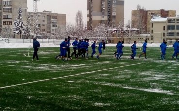 ВИДЕО: Как на Герена изринаха снега преди тренировката на отбора