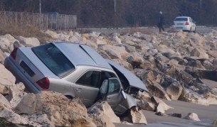 Автомобил кацна на крайбрежната алея във Варна