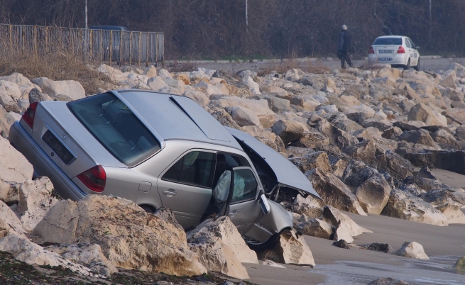 Автомобил се приземи на брега във Варна (видео)