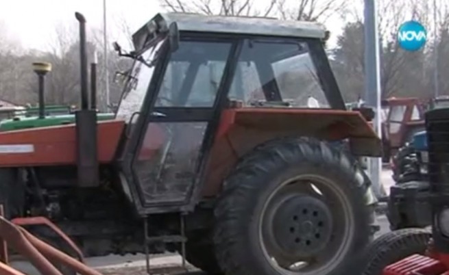 Гръцки трактори на „Кулата” спират движението към България