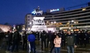 Хоро и викове "Оставка" пред парламента (видео)