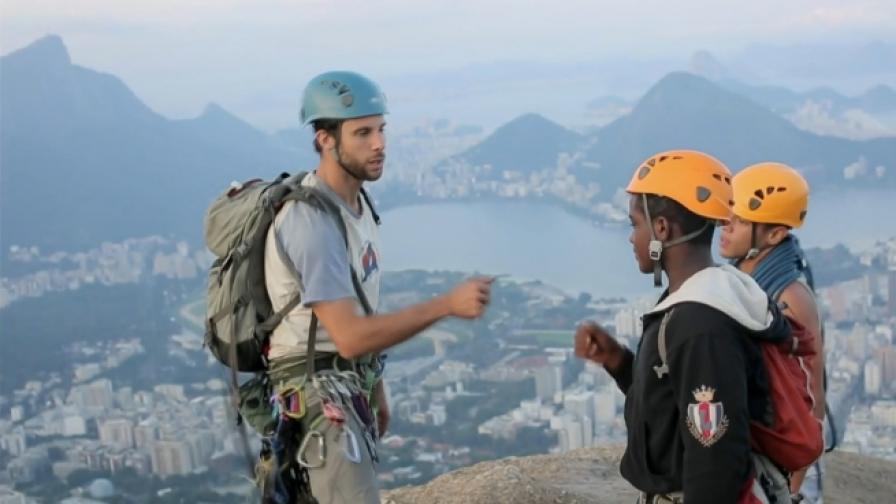 Вдъхновете се от човека, който се катери над бедните квартали в Рио