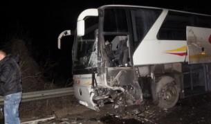 Сблъсък между автобус и джип, има един пострадал