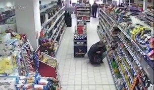Крадец на бърбън в Бургас, заснет с камера