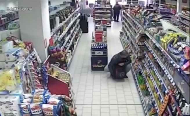 Крадец на бърбън в Бургас, заснет с камера