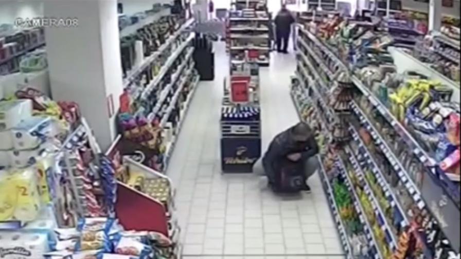 Крадец на бърбън в Бургас, заснет с камера