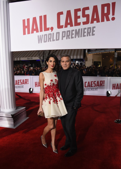 Семейство Клуни се появи на премиерата на филма „Hail, Caesar“, в който участва Джордж Клуни. Амал бе неотразима на червения килим в разкошната си къса рокля с кървавочервени цветя. До нея известният ѝ съпруг остана сякаш незабележим.