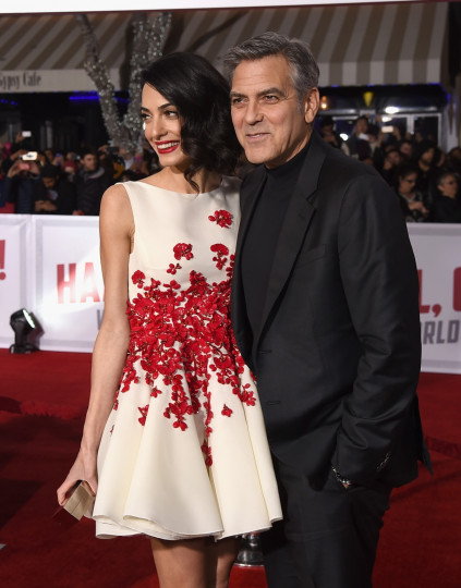 Семейство Клуни се появи на премиерата на филма „Hail, Caesar“, в който участва Джордж Клуни. Амал бе неотразима на червения килим в разкошната си къса рокля с кървавочервени цветя. До нея известният ѝ съпруг остана сякаш незабележим.