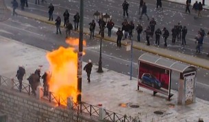 Коктейли „Молотов” срещу сълзотворен газ в Атина