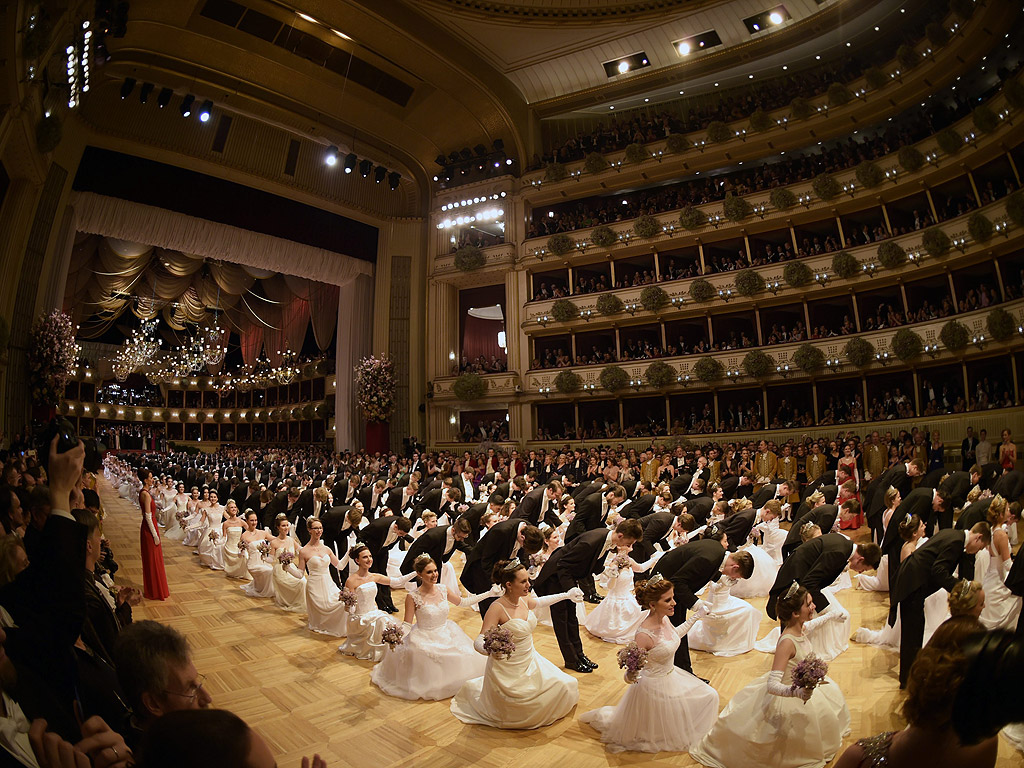 Дебютанти по време на церемонията по откриването на традиционния 60-ти бал на Виенската държавна опера във Виена, Австрия