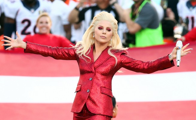 Гага пя американския химн преди началото на "Супербоул"