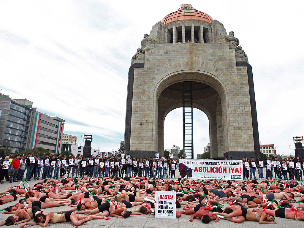Активисти на неправителствена организация "Anima Naturalis" на протест срещу бикоборството пред паметника на Революцията в Мексико Сити, Мексико