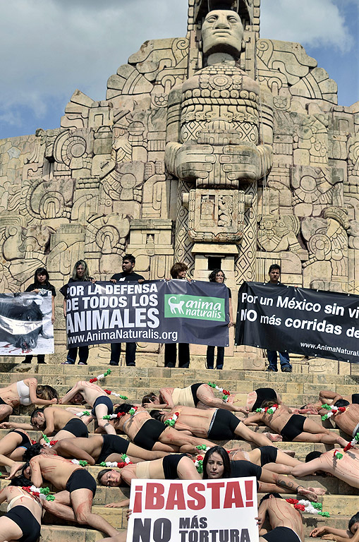 Активисти на неправителствена организация "Anima Naturalis" на протест срещу бикоборството пред Паметника на Отечеството в Мерида, Юкатан, Мексико