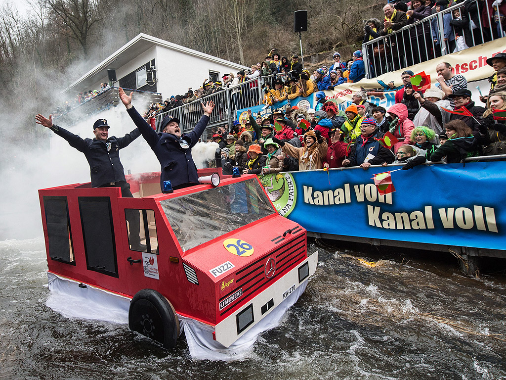 Участници в състезание по река Schiltach в Schramberg, Германия. Около 42 участници с техните оригинални лодки се пуснаха по трасето от 400 метра. Целта е да се достигне финалната линия със сухи крака
