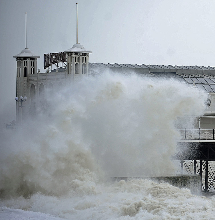 Силни ветрове и огромни вълни заливат историческия Brighton Pier, в Брайтън, Великобритания, след като бурята "Имоджен" връхлетя южния бряг на Великобритания