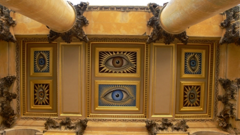 Северния коридор с изрисуваните на тавана очи на херцогинята в двореца Бленъм