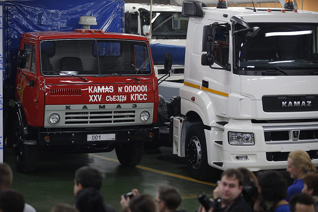 Първият и последно произведения камион Камаз на показ по повод 40-та годишнина на завода за превозни средства Kamaz в Набережние Челни, в региона на Татарстан, на около 700 километра източно от Москва, Русия