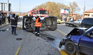 Автомобил обърна пикап в Хасково, петима ранени