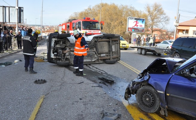 Автомобил обърна пикап в Хасково, петима ранени