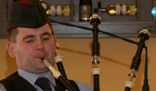 Родопчанин свири на всички видове гайди в света