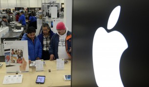 САЩ разследват Apple заради бавните iPhone-и