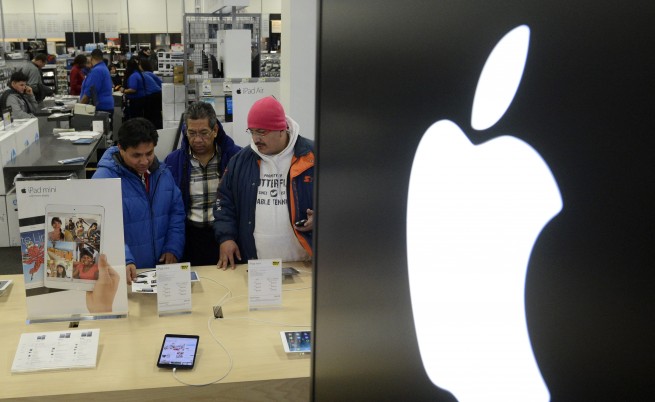 САЩ разследват Apple заради бавните iPhone-и