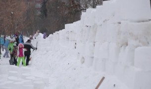 Руснаци строят най-голямата снежна крепост в страната