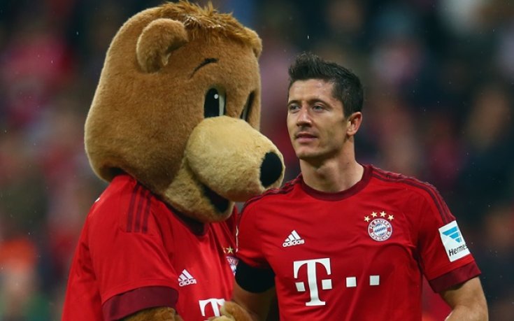 ВИДЕО: Талисманите на Юве и Байерн забавляваха малчугани