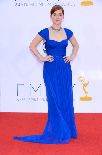 Джейн Леви е прекрасна в синя одежда на Pamella Roland
