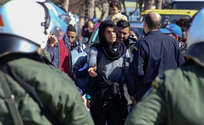 Гърция затваря мигрантите в кораби