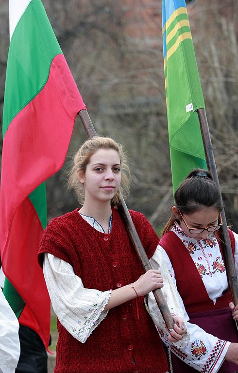 Пресъздаване традициите на кукерските игри от населените места в община „Тунджа”. Пресъздаване на обичая „Кукеруване” в къща