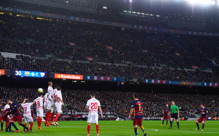 Меси настигна Роналдиньо по голове от фаул в Ла Лига