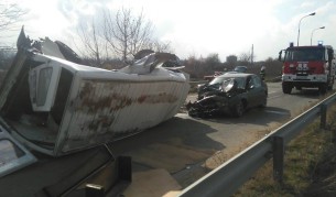 Микробус се преобърна след катастрофа край Казанлък