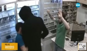 Въоръжен нахлу в магазин в София, пистолетът му засече