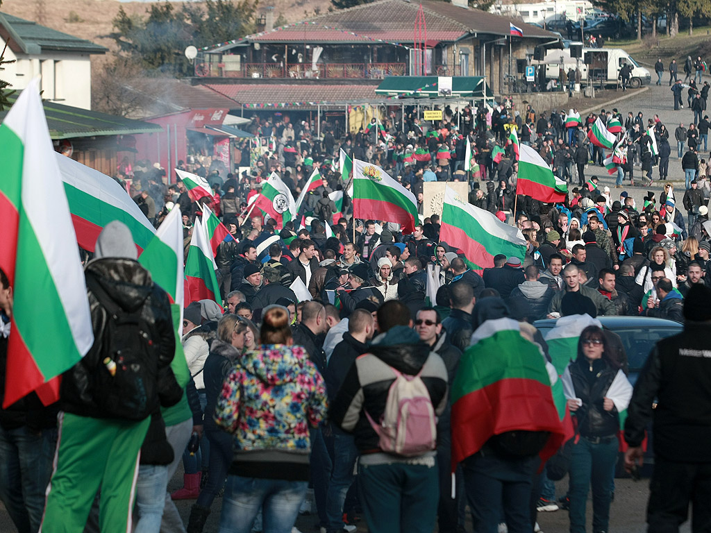 За националния празник 3 март десетки хиляди българи днес се качиха на връх Шипка, за да участват в тържествата по случай 138-мата годишнина от Освобождението на България от турско робство