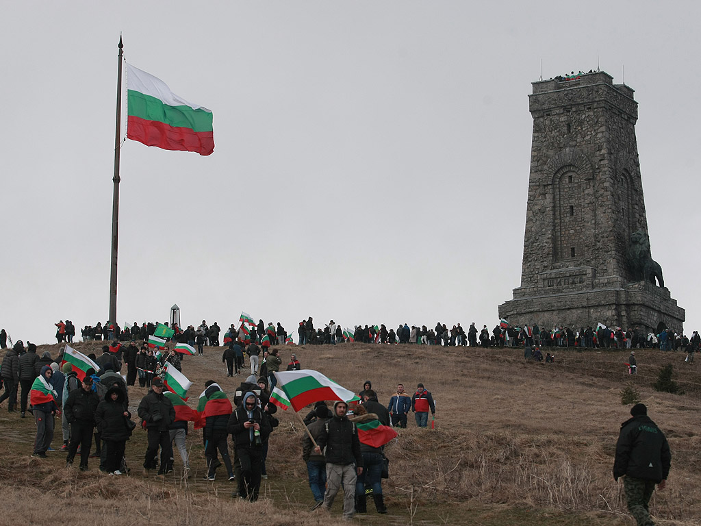 За националния празник 3 март десетки хиляди българи днес се качиха на връх Шипка, за да участват в тържествата по случай 138-мата годишнина от Освобождението на България от турско робство