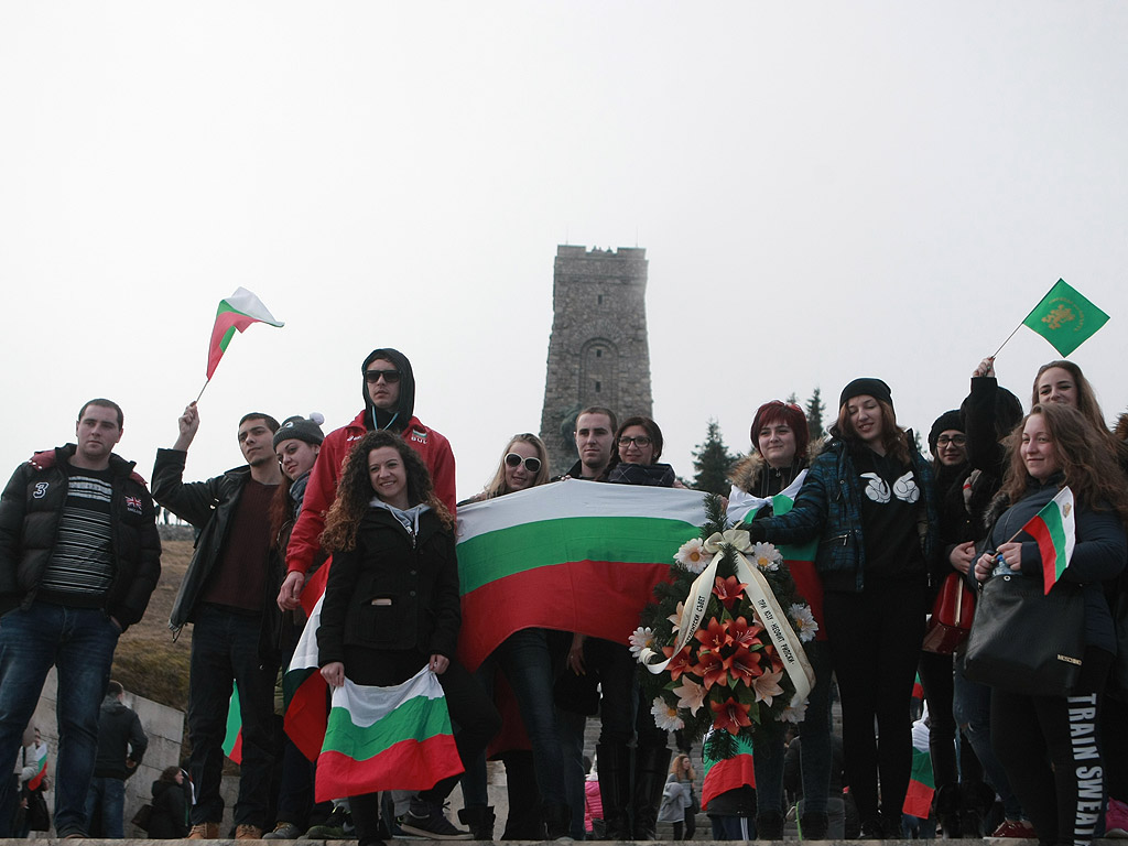 За националния празник 3 март десетки хиляди българи днес се качиха на връх Шипка, за да участват в тържествата по случай 138-мата годишнина от Освобождението на България от турско робство