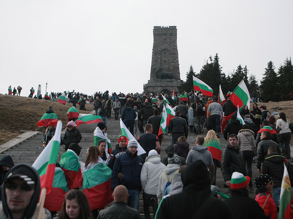 За националния празник 3 март десетки хиляди българи днес се качиха на връх Шипка, за да участват в тържествата по случай 138-мата годишнина от Освобождението на България от турско робство