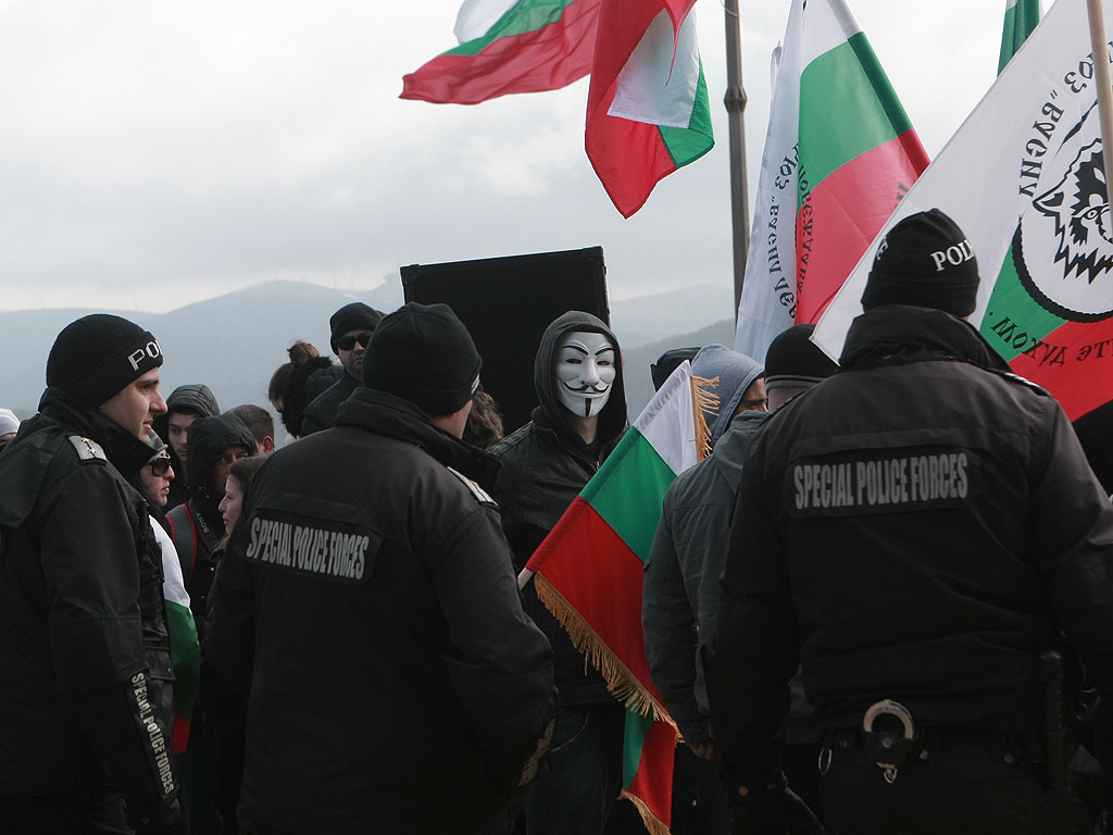 За националния празник 3 март десетки хиляди българи днес се качиха на връх Шипка, за да участват в тържествата по случай 138-мата годишнина от Освобождението на България от турско робство