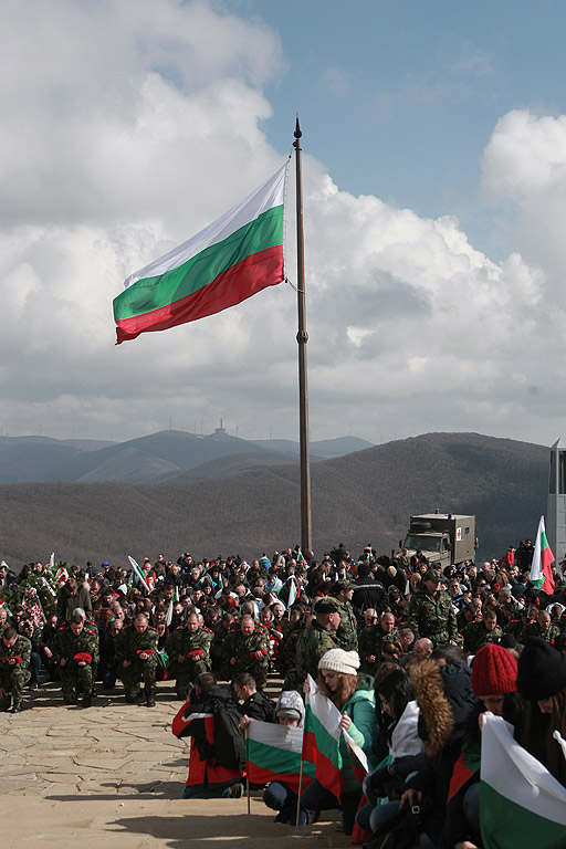 За националния празник 3 март десетки хиляди българи днес се качиха на връх Шипка, за да участват в тържествата по случай 138-мата годишнина от Освобождението на България от турско робство