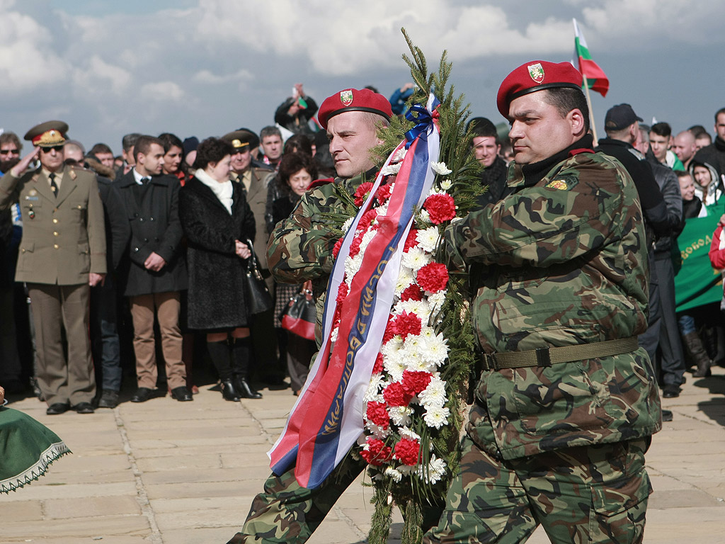 За националния празник 3 март десетки хиляди българи днес се качиха на връх Шипка, за да участват в тържествата по случай 138-мата годишнина от Освобождението на България от турско робство