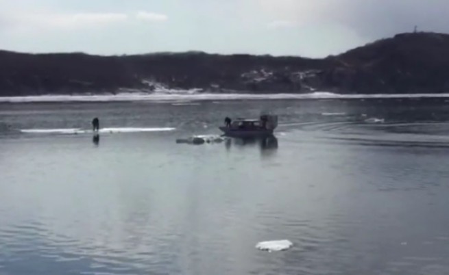 Селфи запрати рускини върху откъснат леден блок