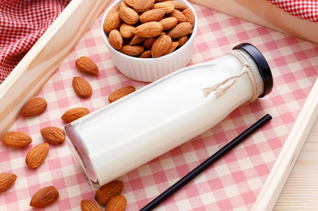 <p>Пълномаслено мляко: Помагат да намалите загубата на мускулна маса, което става факт след навършване на 50. В млякото се съдържа и така важния за костите калций.</p>